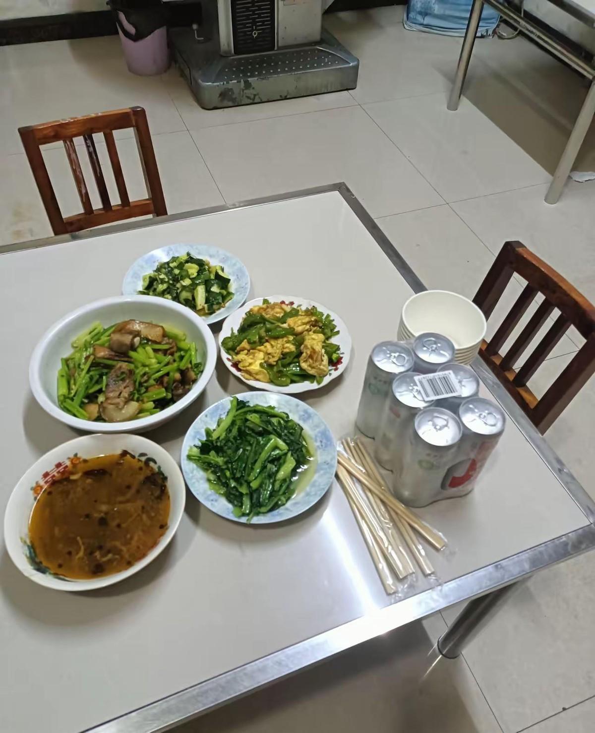 今天休息，做了三道菜，炒青菜、红烧肉、凉拌黄瓜，开了两罐冰镇的啤酒。一个人安安静