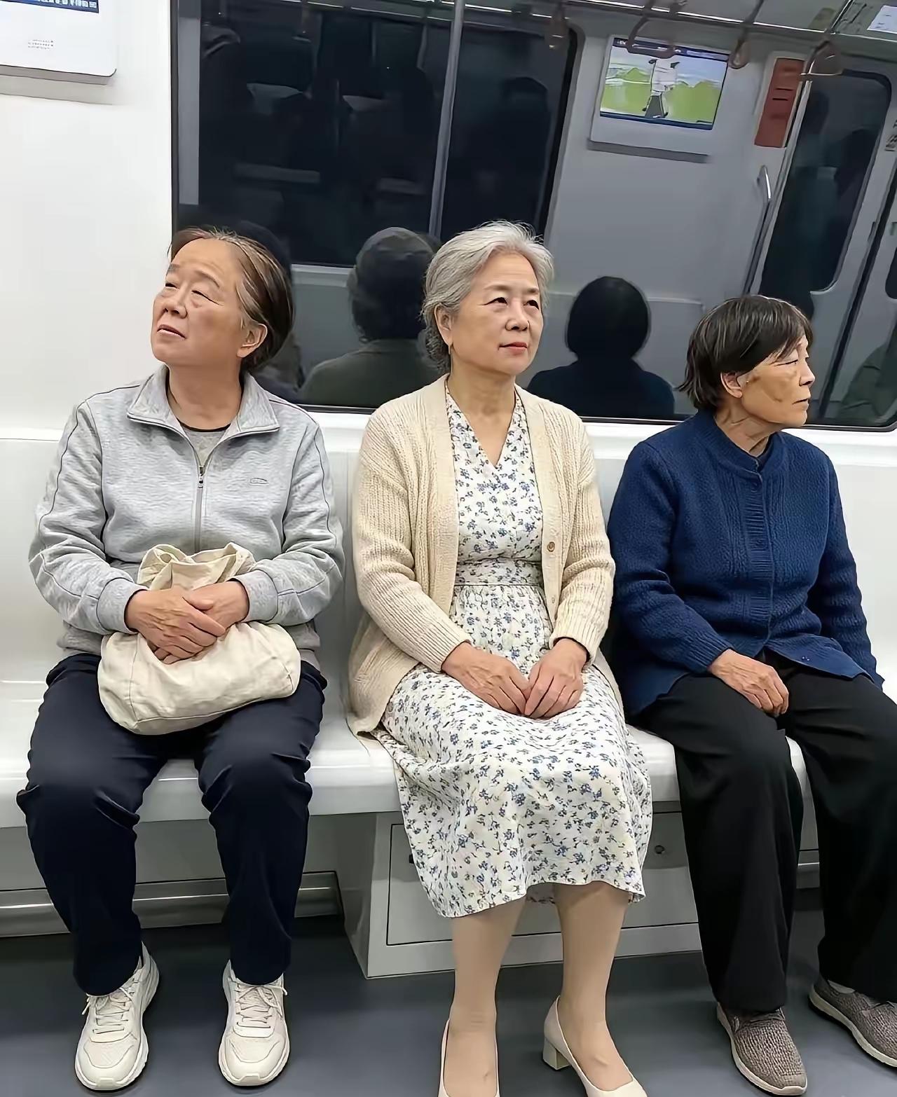 我和朋友打赌，猜一猜这三位老人她们分别是什么职业，结果我朋友全猜错了，我和朋友在