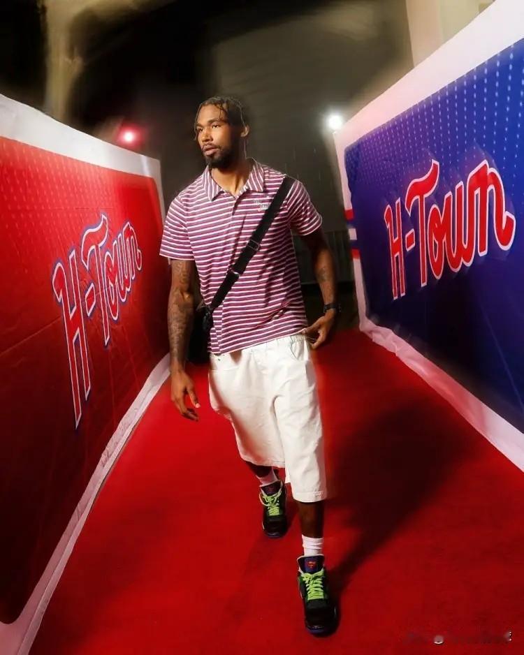 我必须要怒赞火箭大将伊森的拼搏精神！在今天火箭客场以106：108不敌尼克斯的比