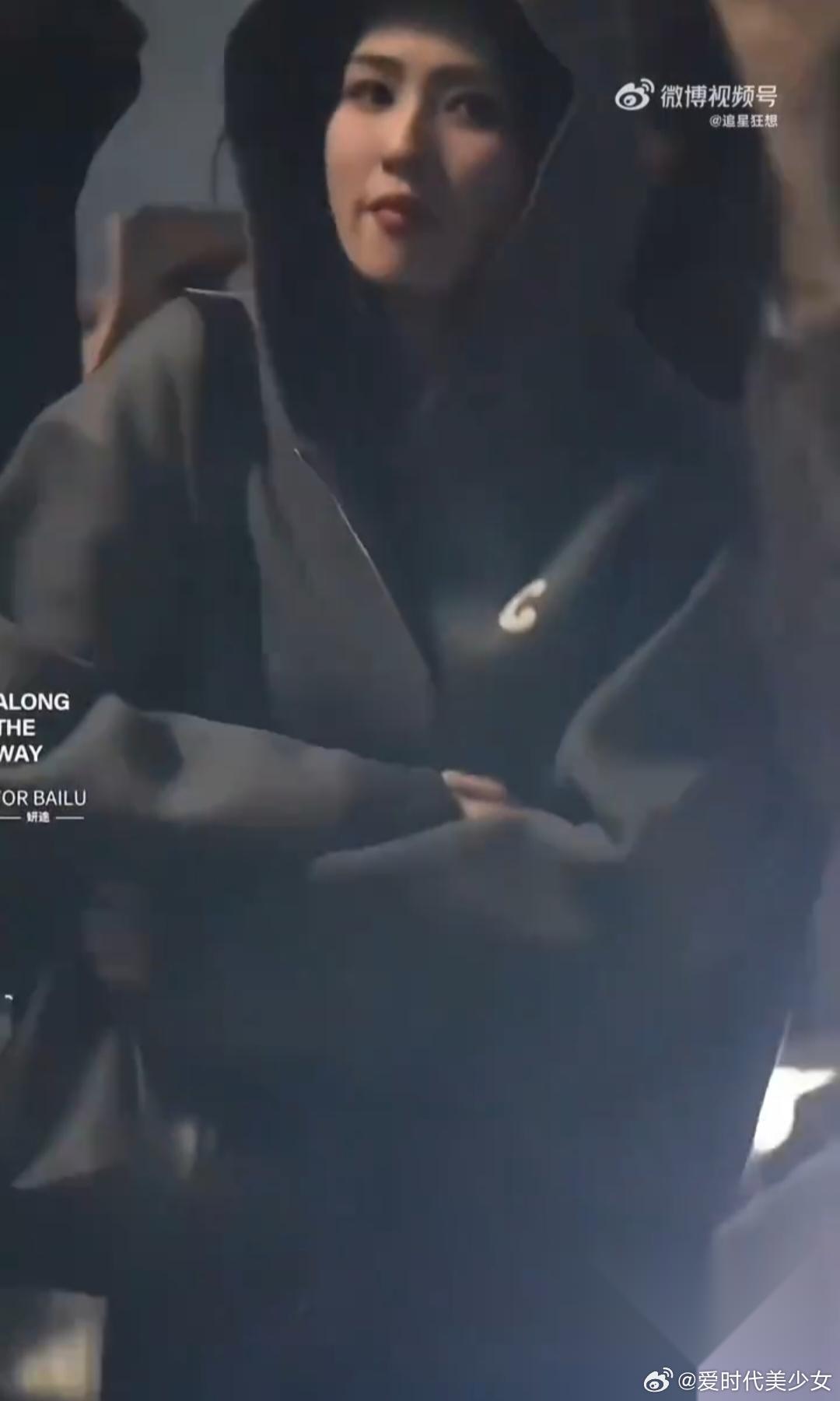 突然懂了白鹿为什么资源会这么好，这么看她是真会来事啊。 白鹿晚上和制片人全浩进聚