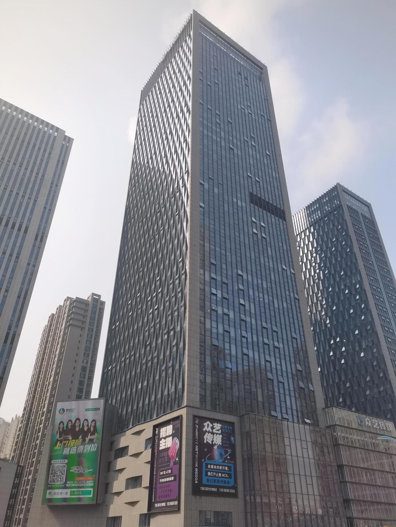 今天看到一网友说他自己是“股神”，他在早上跌停板附近8.24买入了10000股股