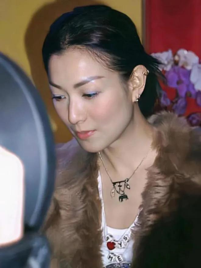 我人生唯一亲眼目睹的：明星艺人
郑秀文：
大概2003或者2004年左右向广州工