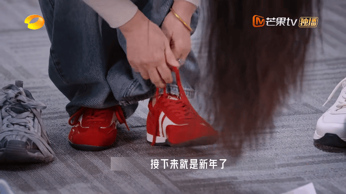 原来还有试鞋员这种工作 真是行行出状元！有人天天试新鞋，还得写“体验报告”，这工