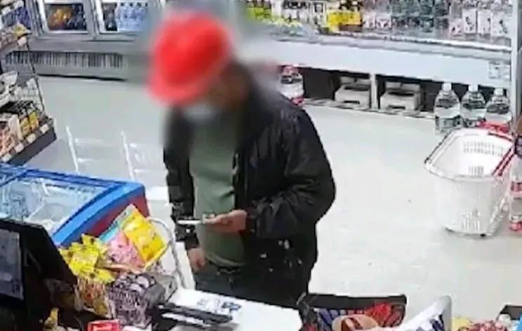 男子捡到手机，一路保持不锁屏狂购物：近日，上海的仇女士报警称，自己的手机遗失后疑