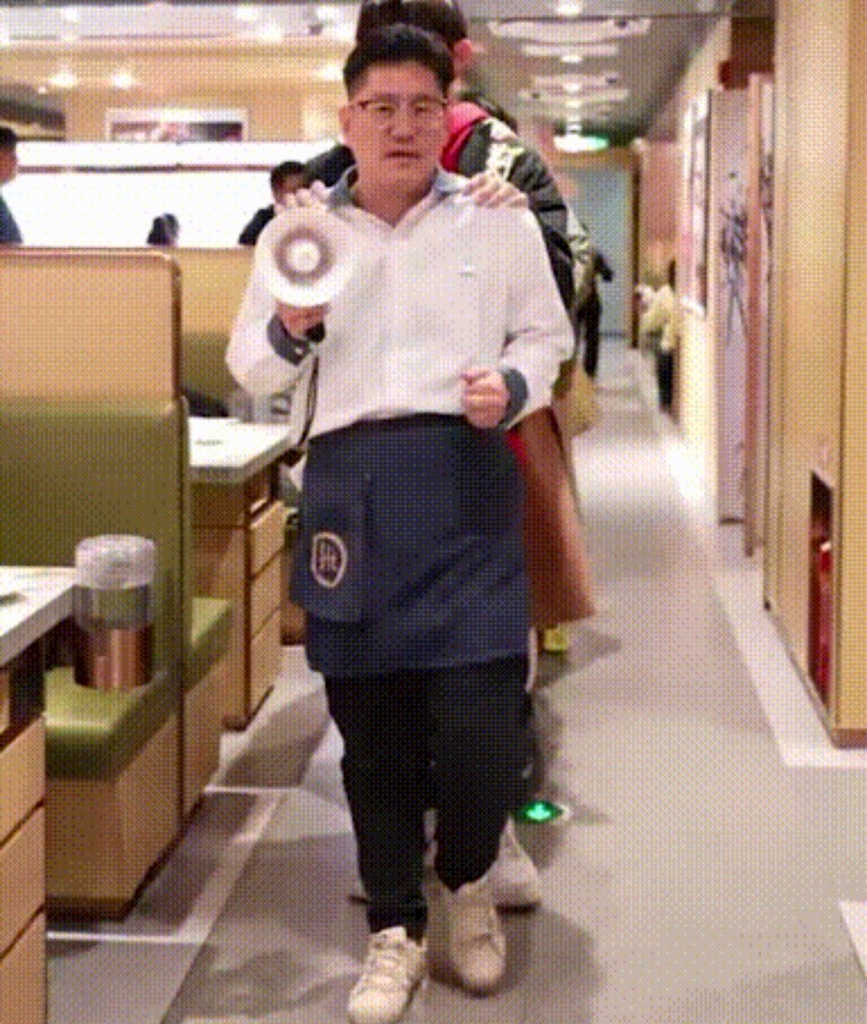 不要让别人的眼光成为你的负担。只要我们自己觉得开心，那么这个世界上就没有什么能够