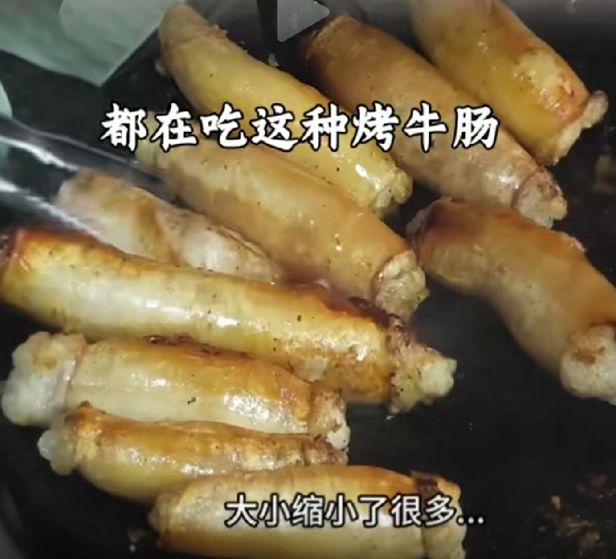 韩国人喜欢吃牛小肠，他们吃牛肠不会把挂肠壁上的牛脂肪去除，会把肠翻过来把脂肪包裹