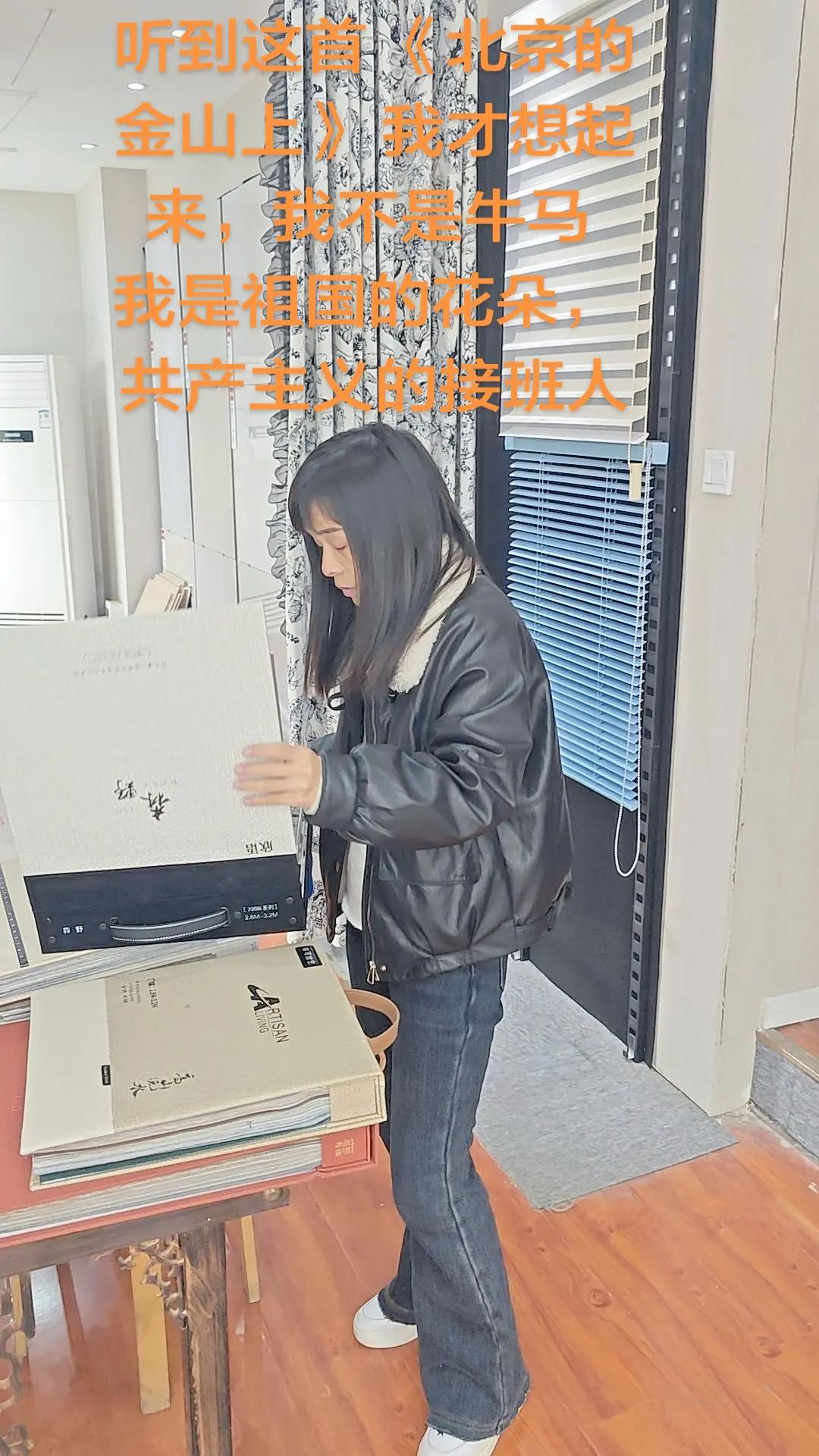 听到这首 《北京的金山上》 我才想起来，我不是牛马 我是祖国的花朵， 共产主义的