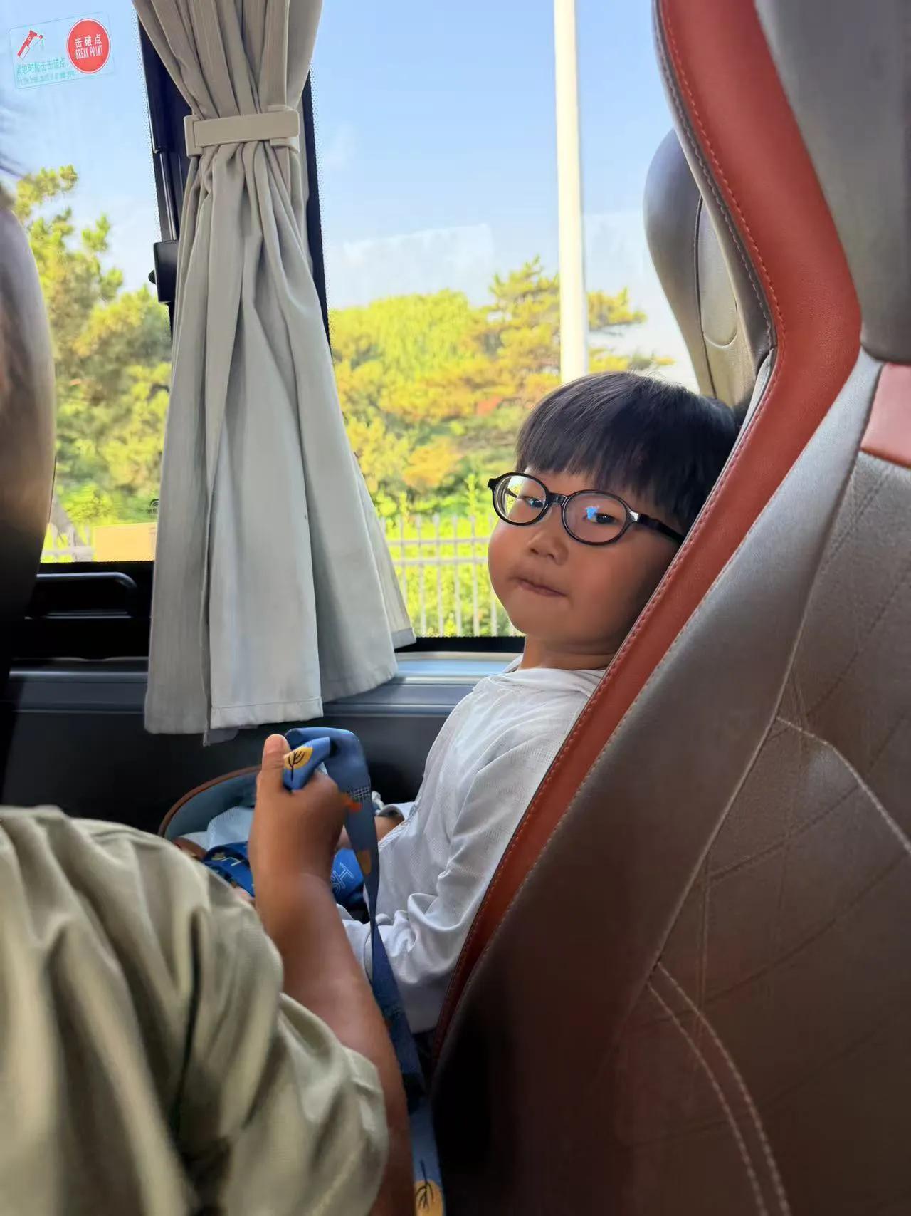 晒图笔记大赛每月一次的旅行，封龙山之旅开启，我们在大巴车上高兴的讨论着……。城市