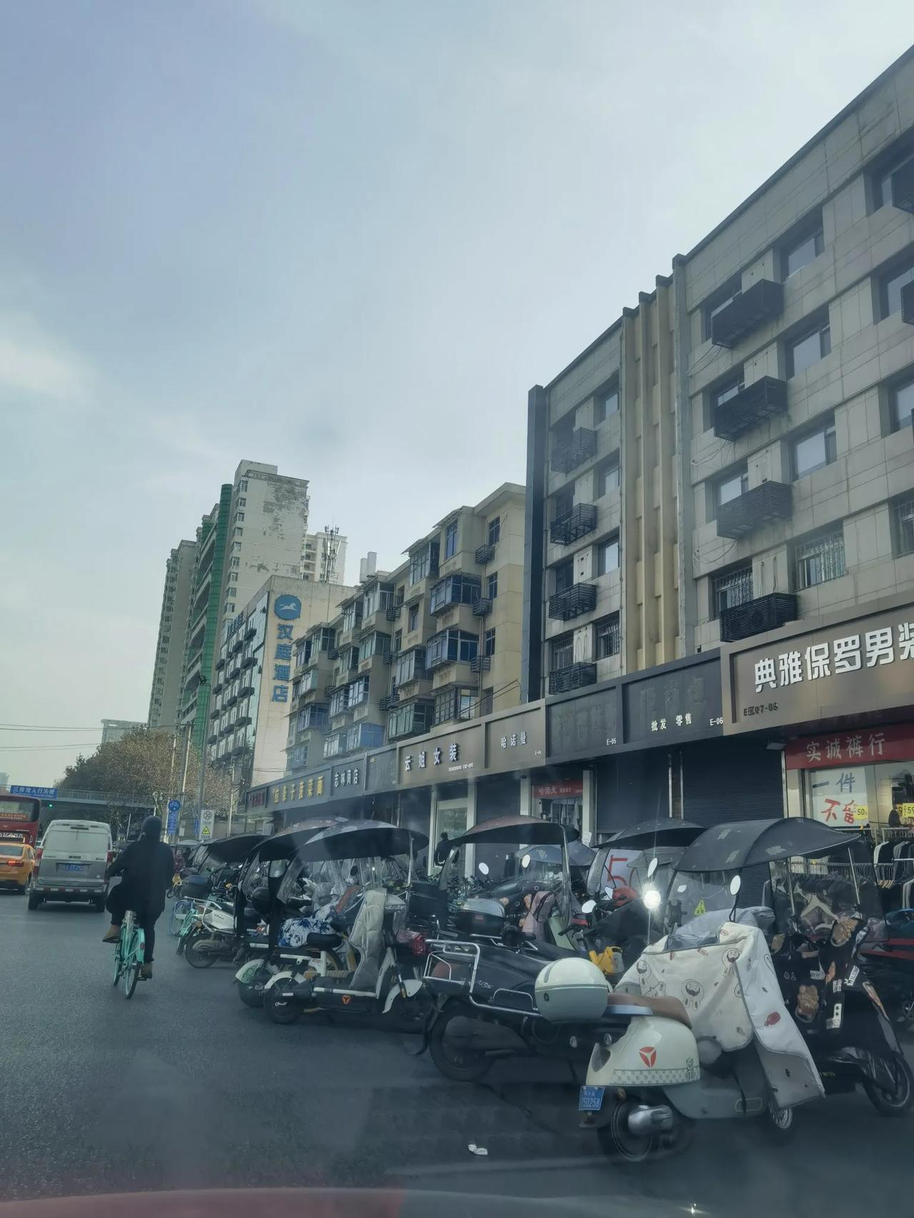 建议西安交通管理部门尽快解决长缨西路南侧特别是各个市场门口非机动车、电动车堆积占