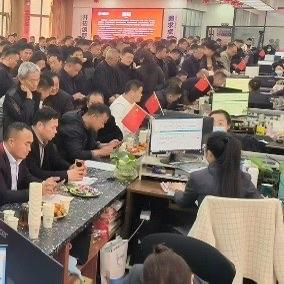 河南新乡的河南省矿山起重机有限公司开工首日火出了圈。600多位客户把大厅挤得水泄