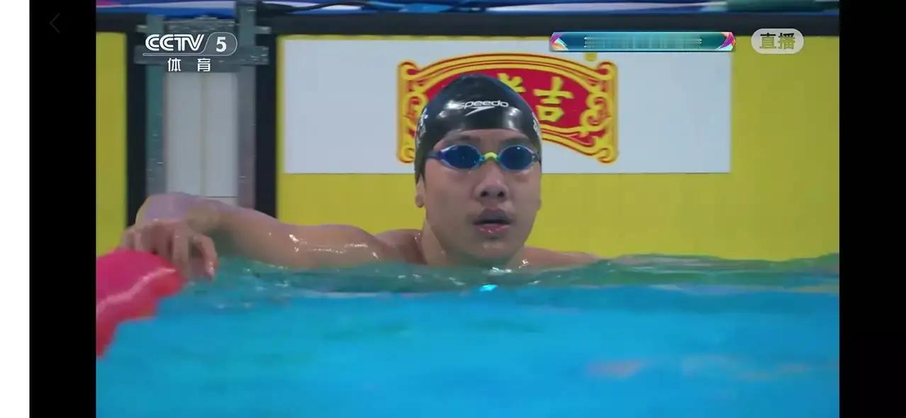 太心疼小孩哥张展硕了！他还是想游400米混合泳决赛的！当拿下1500米自由泳金牌