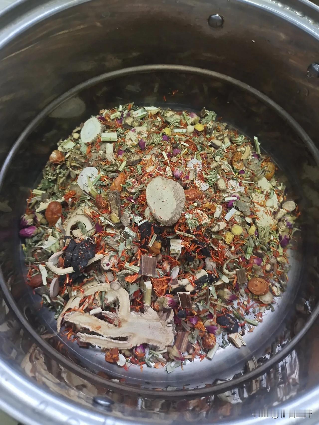 我在厨房熬中药，老公问，锅里煮的啥？我说熬的中药。

但凡是个正常人，自己老婆喝