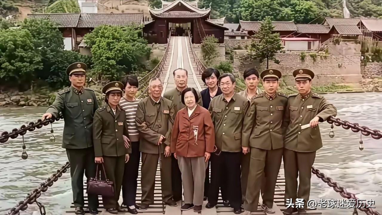 这张珍贵的留影，记录下杨成武携夫人赵志珍，与随行工作人员停留在泸定桥上的瞬间。泸