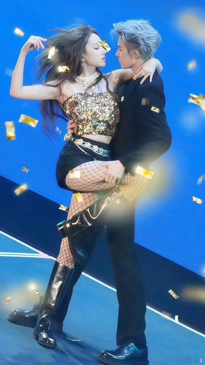 程潇[比心][比心]  这个男的何德何能可以挑逗潇潇  掐潇潇的肉腿​​​