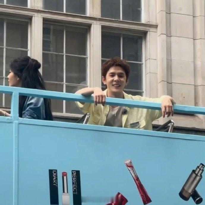 李佳琦被路人的小狗硬控小狗诱捕器生效！李佳琦站路边盯着小狗挪不开眼 