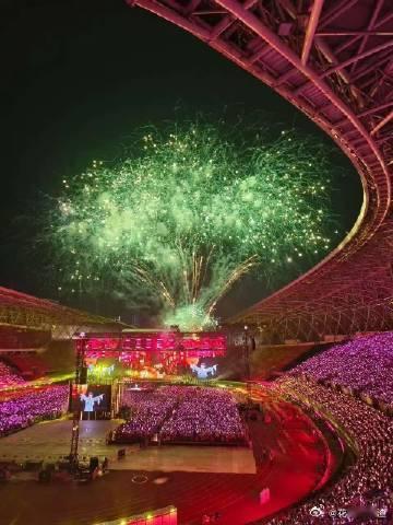 周深 烟花许愿树 烟花与歌声交织，许愿树点亮了夜空，周深深情的话语还在耳边回响，
