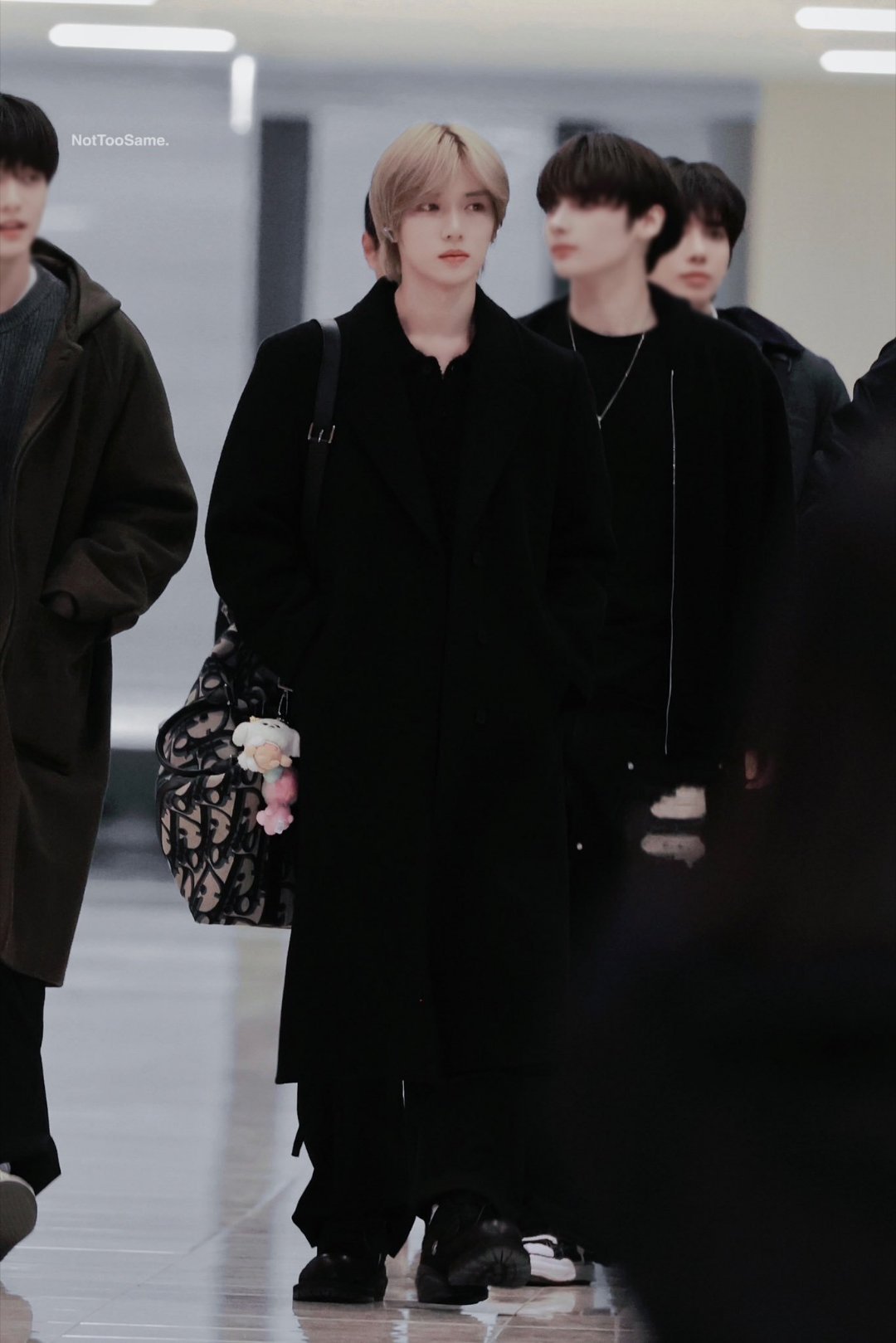 崔杋圭冬天，小狗，围巾和大衣 