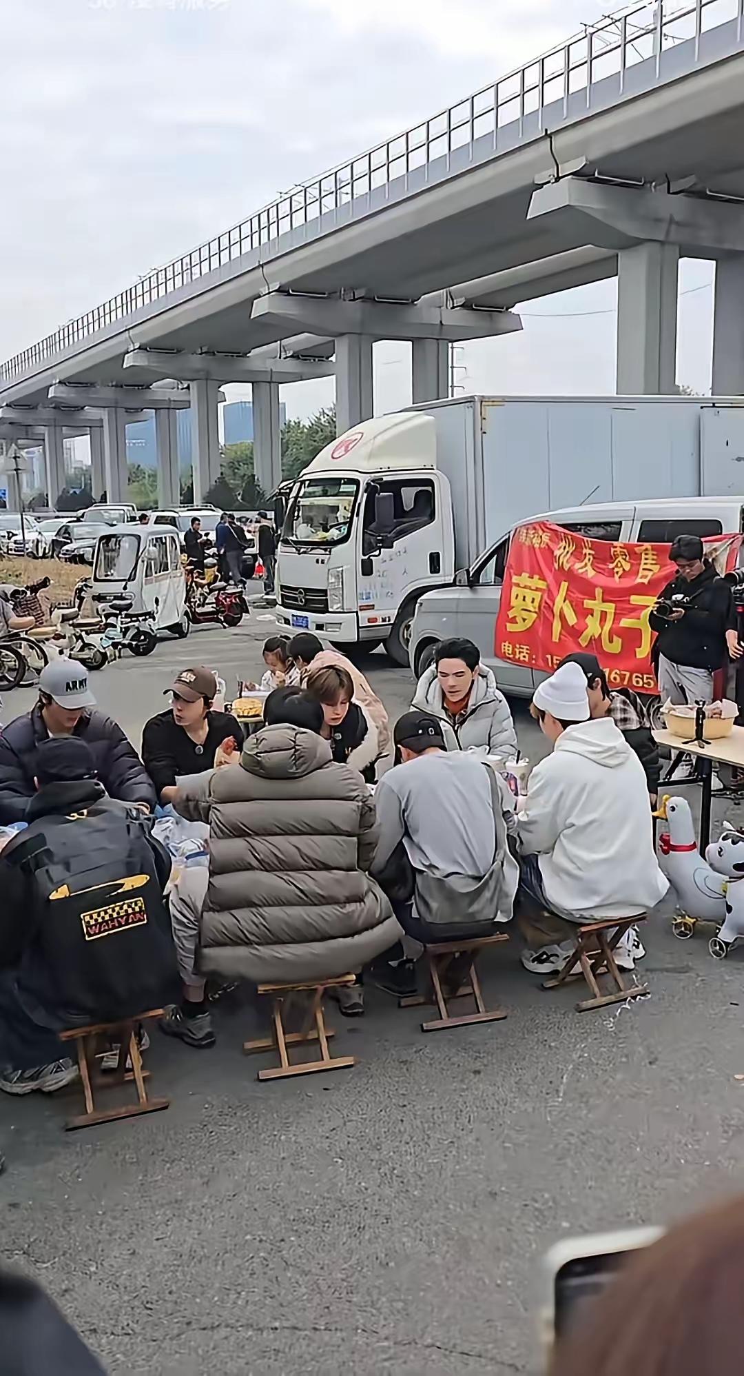 看着还真是向佐来赶济南大集了，坐小板凳吃当地小吃萝卜丸子，感觉好接地气。确定这是