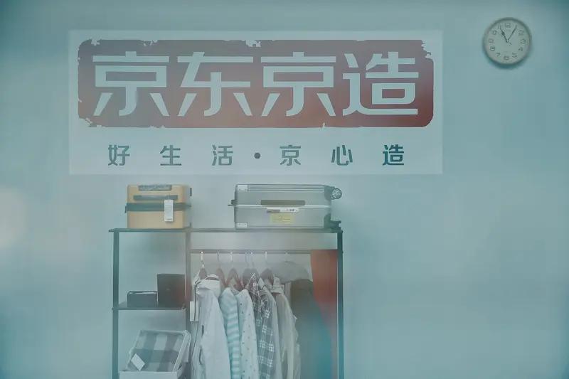 近日网友拍到刘强东父母在京东食堂为员工做饭。照片里，刘强东母亲戴围裙、口罩、套袖