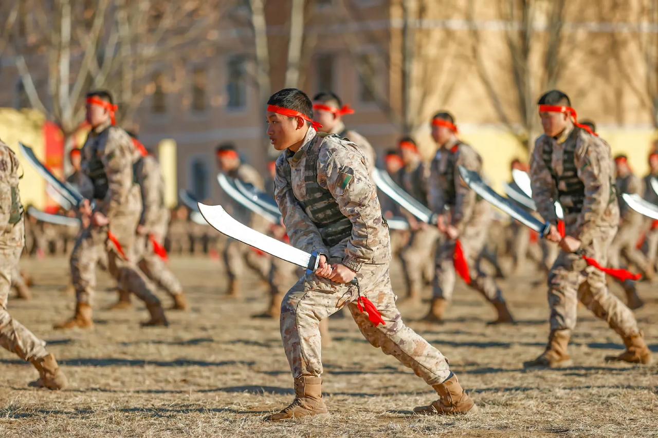 第八十集团军某旅训练场上，一场军事特色课目考核正火热展开。该旅官兵们面涂迷彩、头
