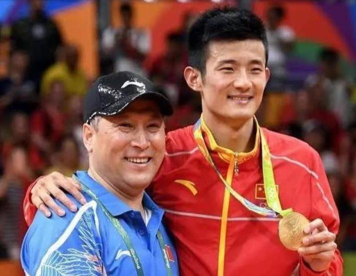 前国羽总教练李永波
曾带队培养出92位世界冠军
卸任后网传他远赴国外种榴莲
实际