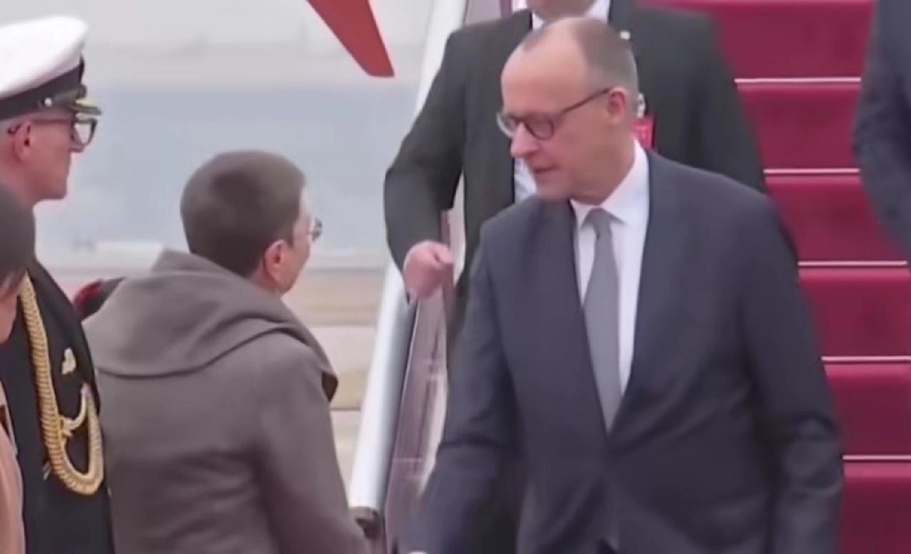 默茨真抗冻，北京天这么冷，白天不到10度，就穿着一套西装出来了，怪不得下飞机就一