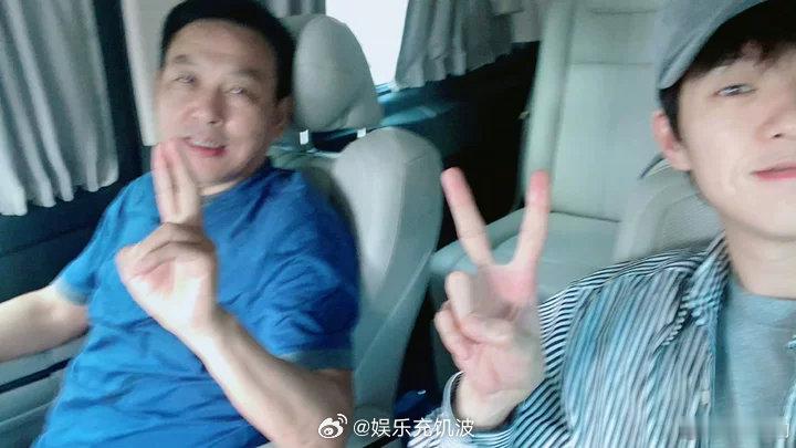 阿那亚偶遇魏大勋父子网友阿那亚偶遇魏大勋父子大勋又陪父母出游啦~网友在阿那亚偶遇