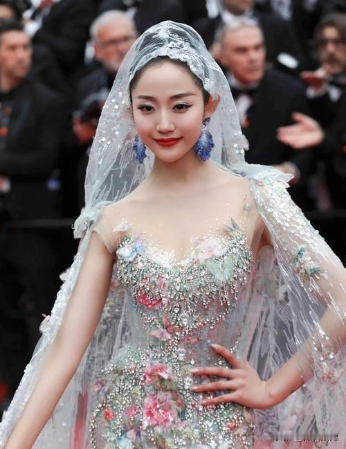 别说你搞不懂万千惠了，
我也搞不懂。
可是后来我查了一下三宝的履历——《不见不散