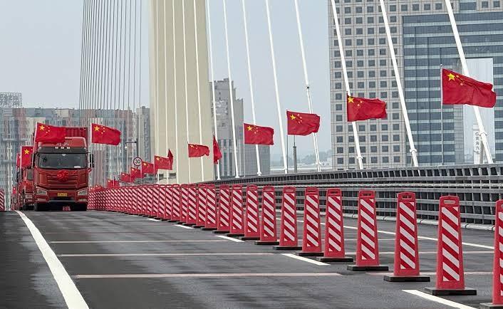 苦等12年，中朝新鸭绿江大桥正式通车，为啥只走货不走人？
10月15日，中朝新鸭