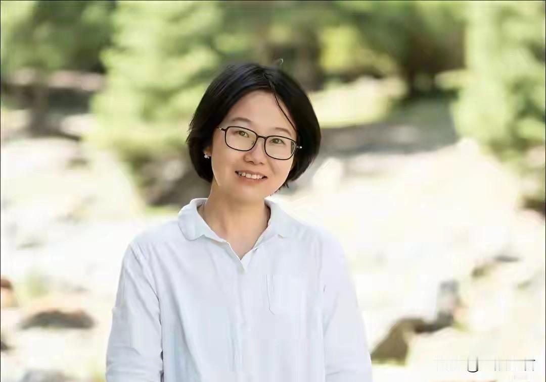 说个扎心的，李娟最近在采访里说的那番话，你听了别玻璃心。
作家啊，靠写字活下来的