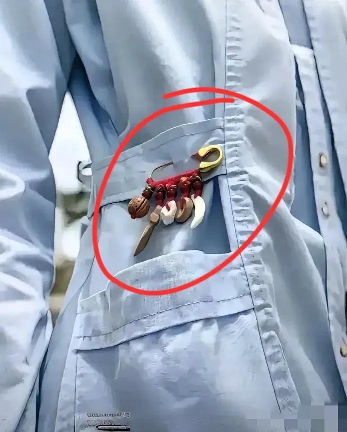 山东青岛一男子在医院打点滴，发现女护士护士服上挂着一件奇怪的物品，男子上前询问护