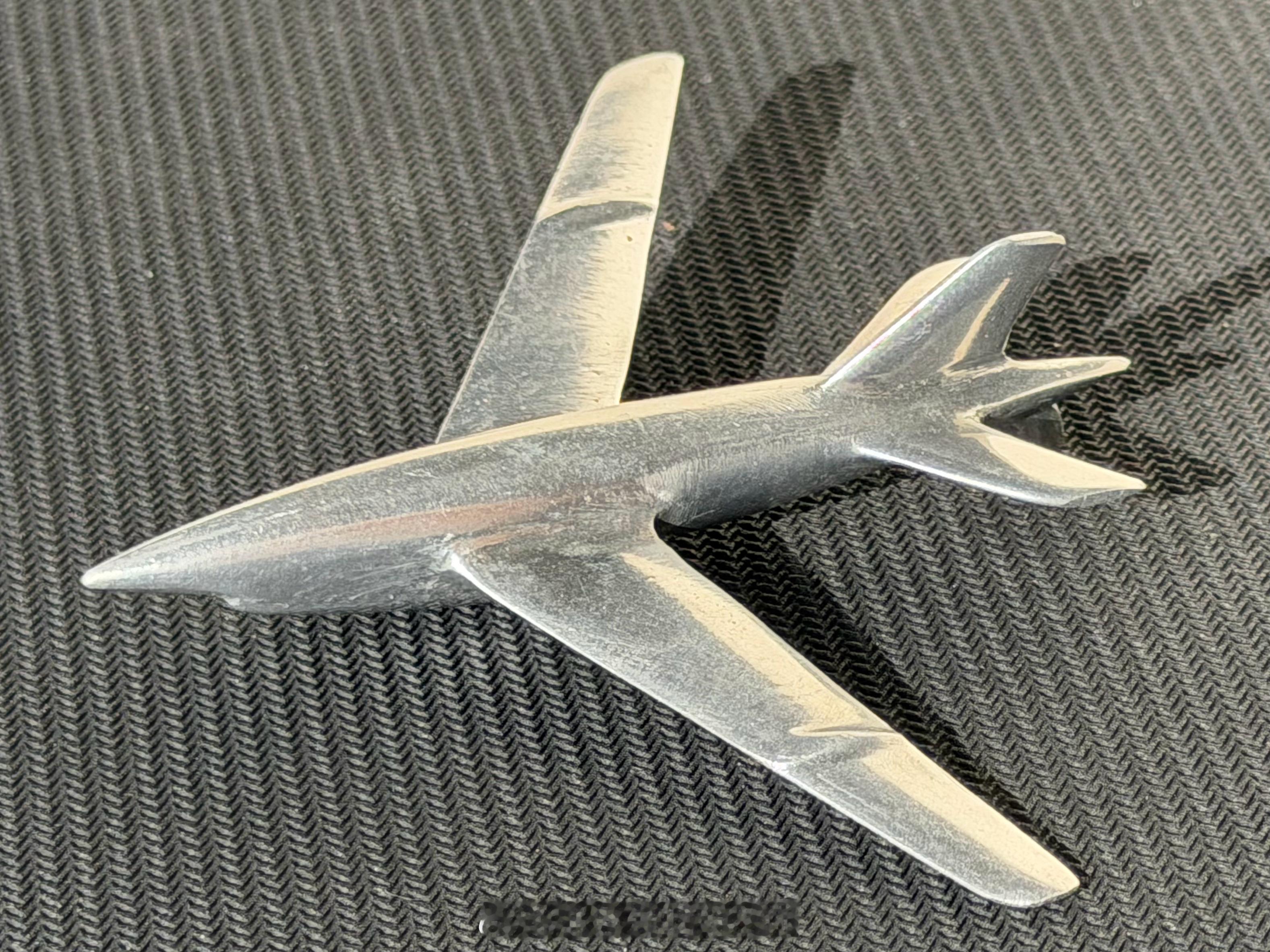 鉴宝时间从西北核城得了个老物件，能明显看出是一架美国空军的AQM-34N“闪电虫