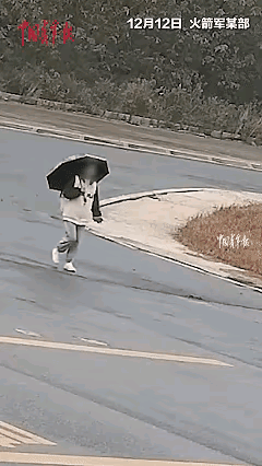 "太幸运了!"火箭军某部，一女孩打着雨伞路过军营，突然，她踉跄着走向执勤哨兵，哨