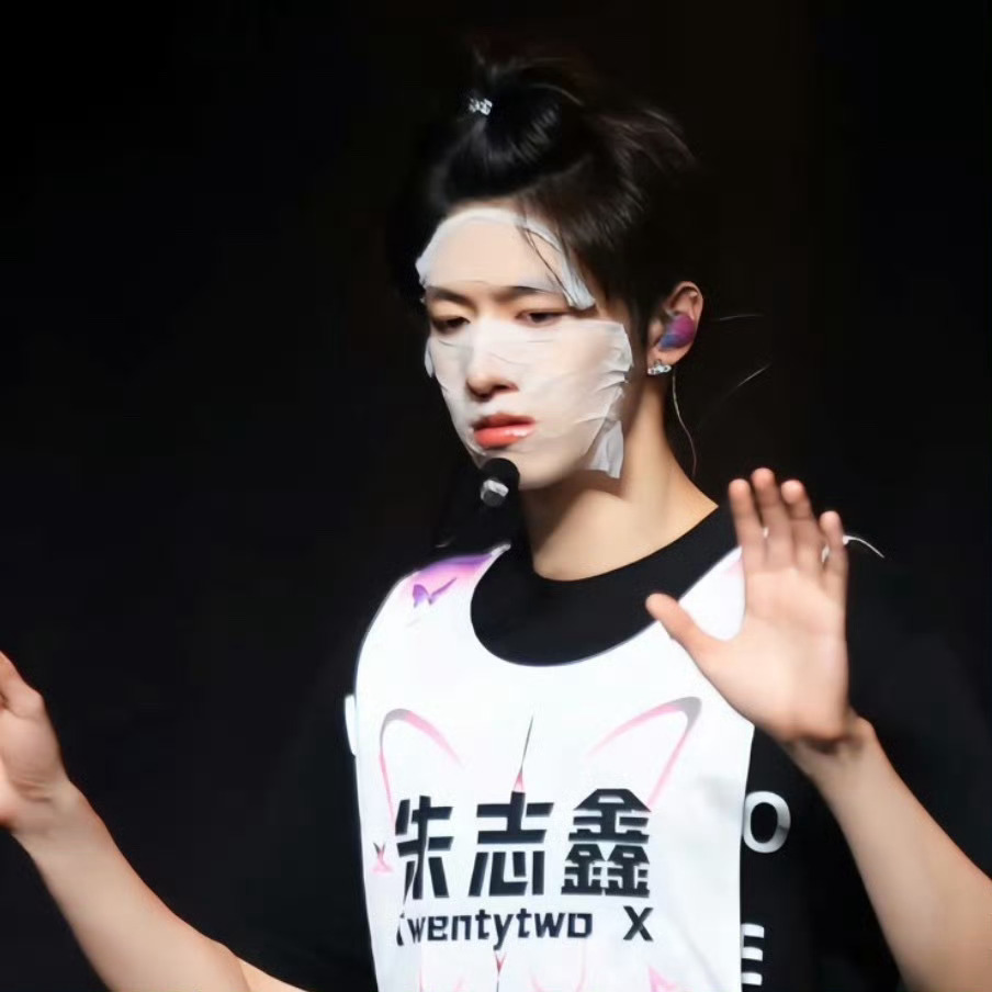 这张湿敷，脸好小，好白，嘴唇好红，巴掌脸与朱志鑫共赴韶华 ​​​