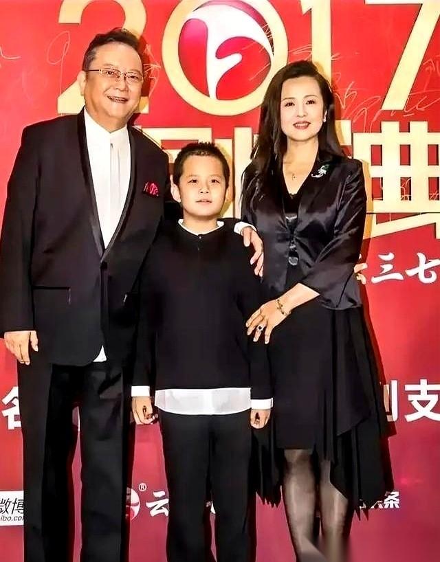 据近期的娱乐报道，78岁的王刚，硬生生把自己活成了演艺圈最拼命的“打工人”。
当