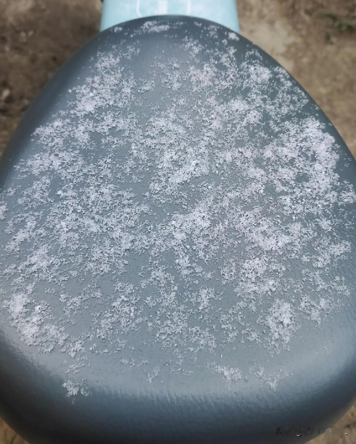 2026年第一场雪来了，雪花飘飘洒洒，停放在户外的车辆，都覆盖上了一层薄薄的白雪