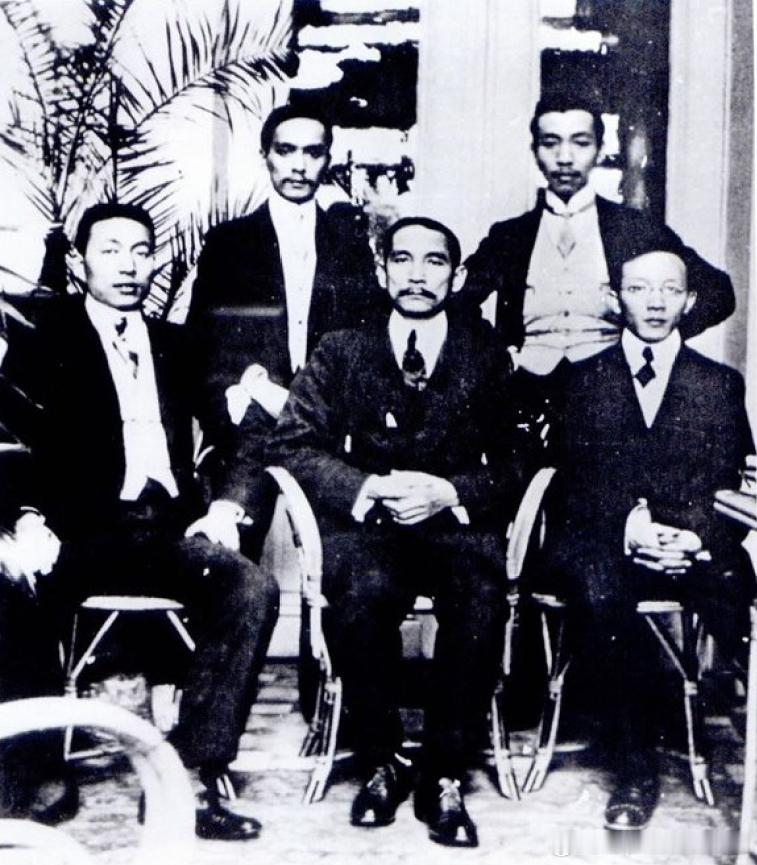 1909年7月孙中山抵达布鲁塞尔与前来迎接的马君武（前右）、钱瑛（前左）等合影历