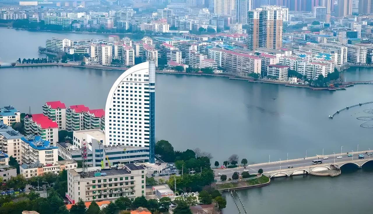 鄂州挺适合定居的。它是全国较小的地级市，紧邻武汉，人口一百零几万，城市居民仅3、