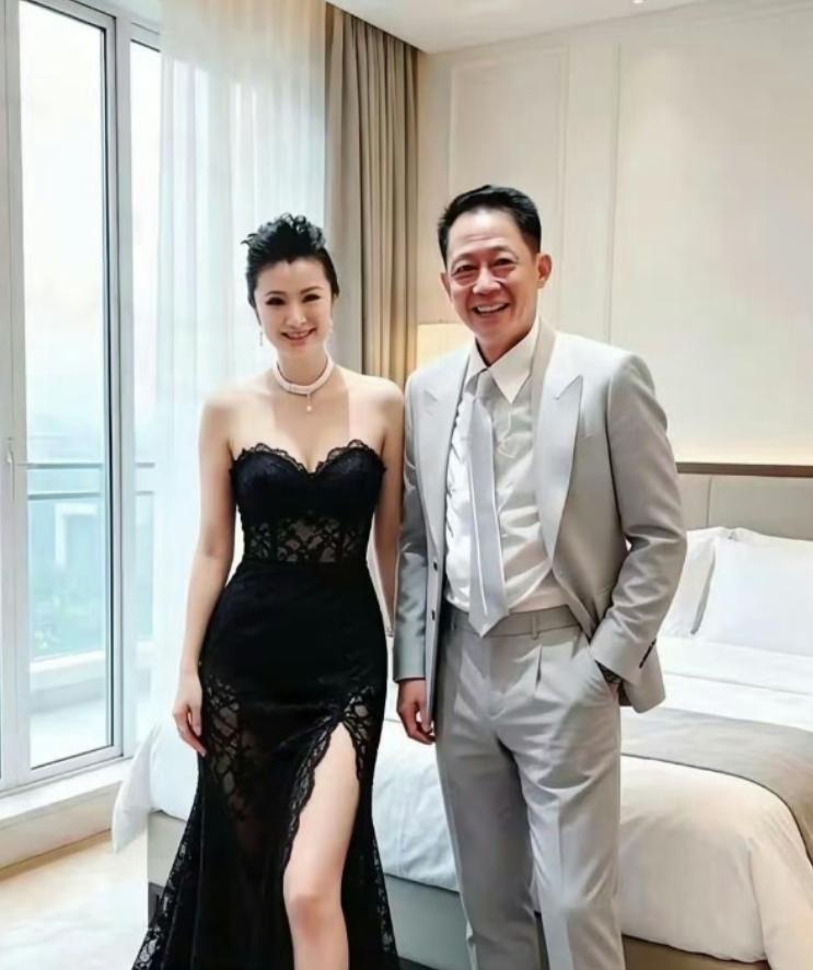 娶了身家5亿的富婆，王志文被嘲了整整18年。有人说他吃软饭，有人说他攀高枝，他一