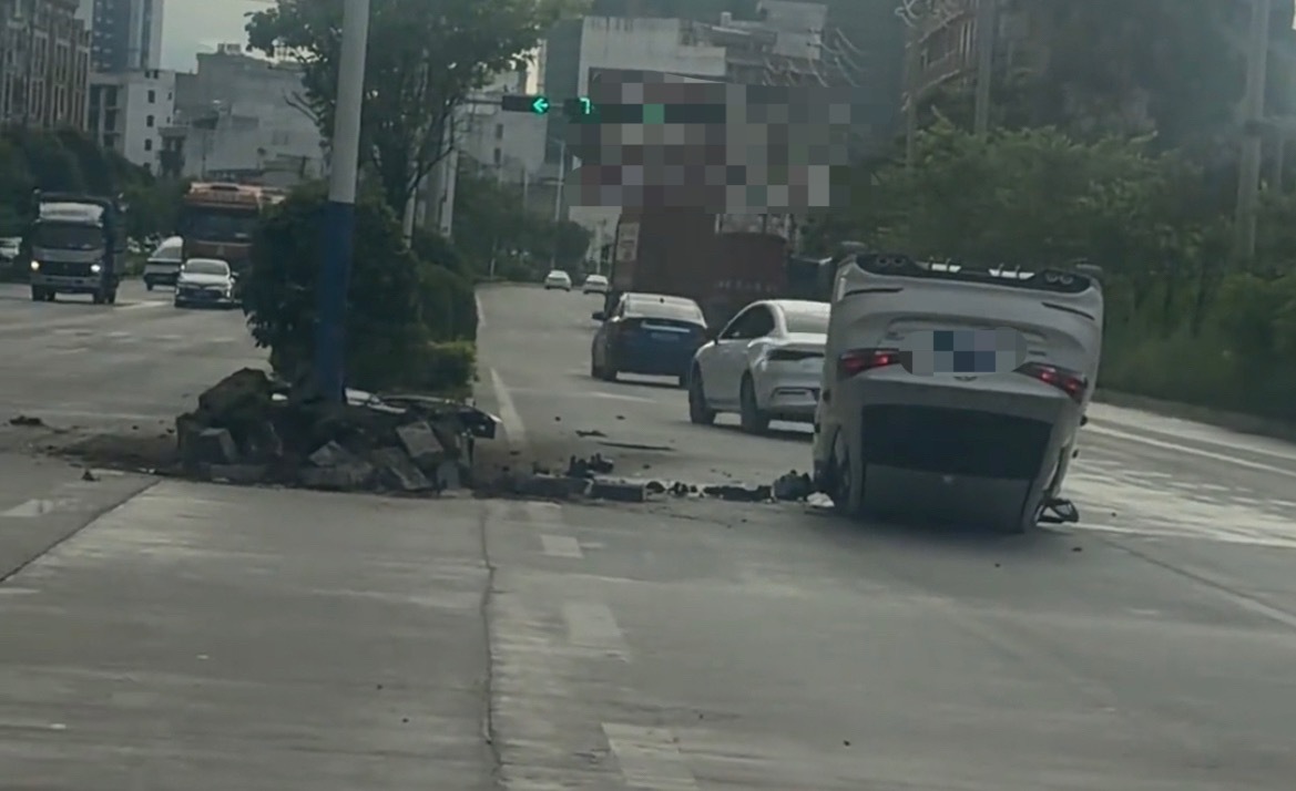 【梧州岑溪一小车撞绿化带护栏翻车朝天】7月11日一大早，梧州岑溪一辆白色小轿车撞