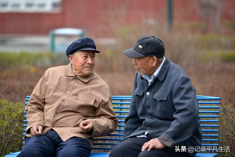 平时多上门看看、多聊聊天，
看看吃得好不好、身体舒不舒服，
有困难及时帮一把。