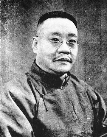 1904年，通房丫鬟李氏站着侍奉丈夫与正妻长达33年。这日她正盛饭，管家突然冲进