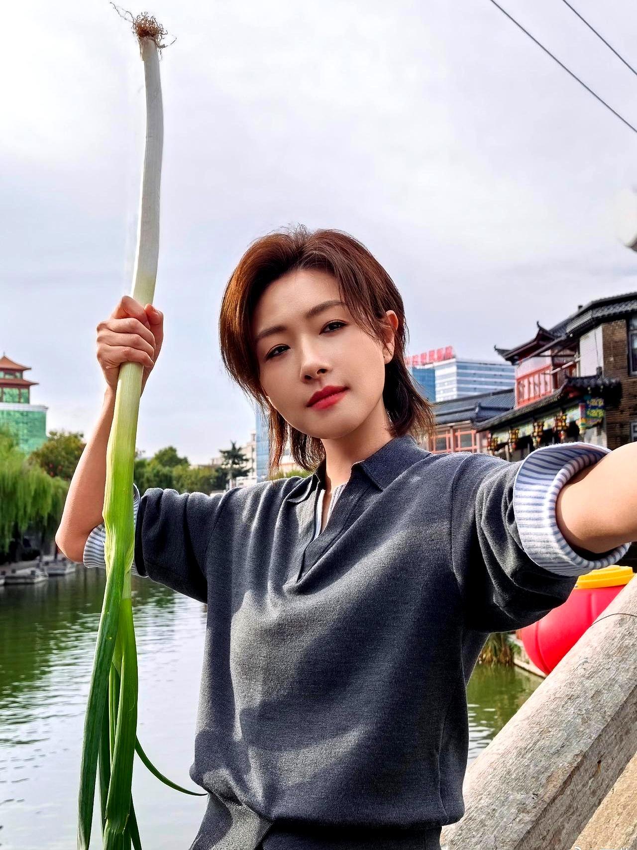 万茜举着那两根比胳膊还长的大葱，笑得跟个孩子似的，配文“收到山东见面礼”。
这葱