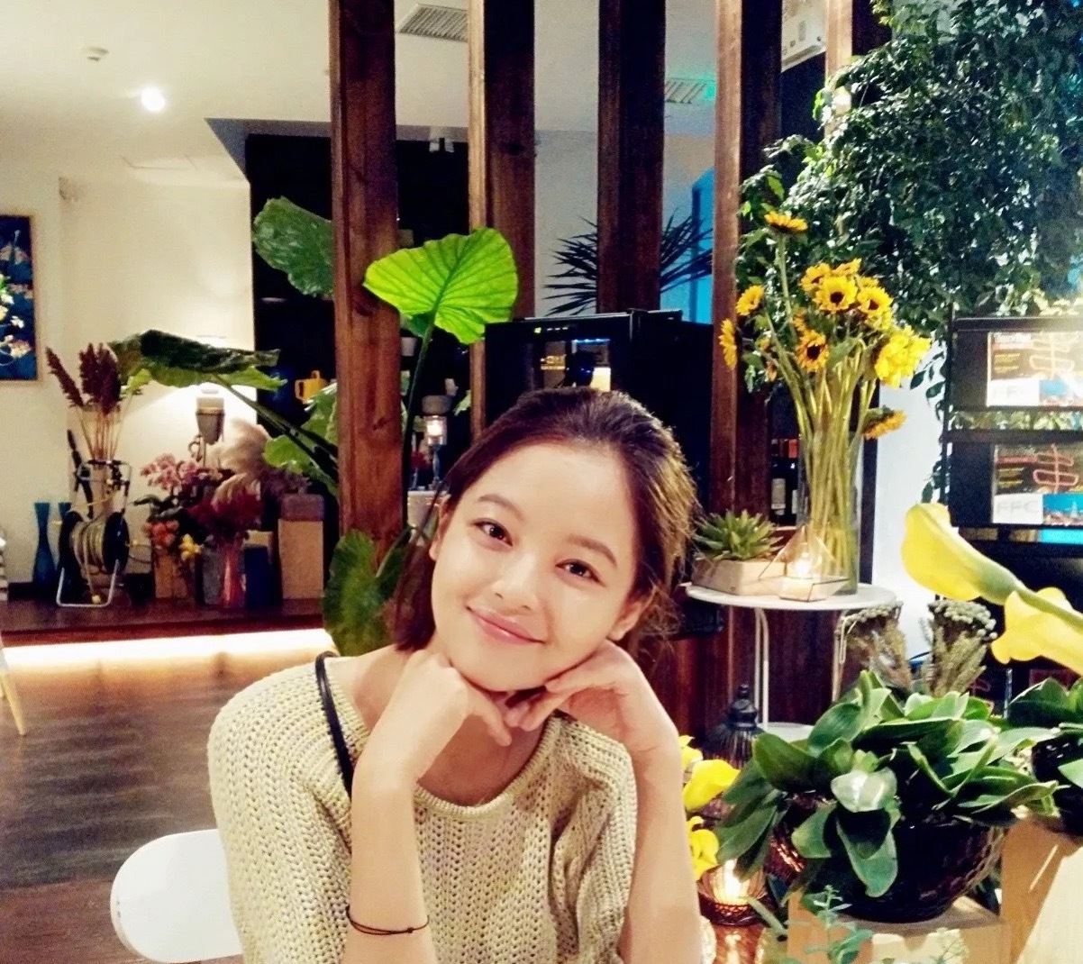 辛芷蕾 巴黎下雪最大赢家 早期的辛芷蕾有种韩剧女主的即视感，穿搭也很时尚🤔！ 