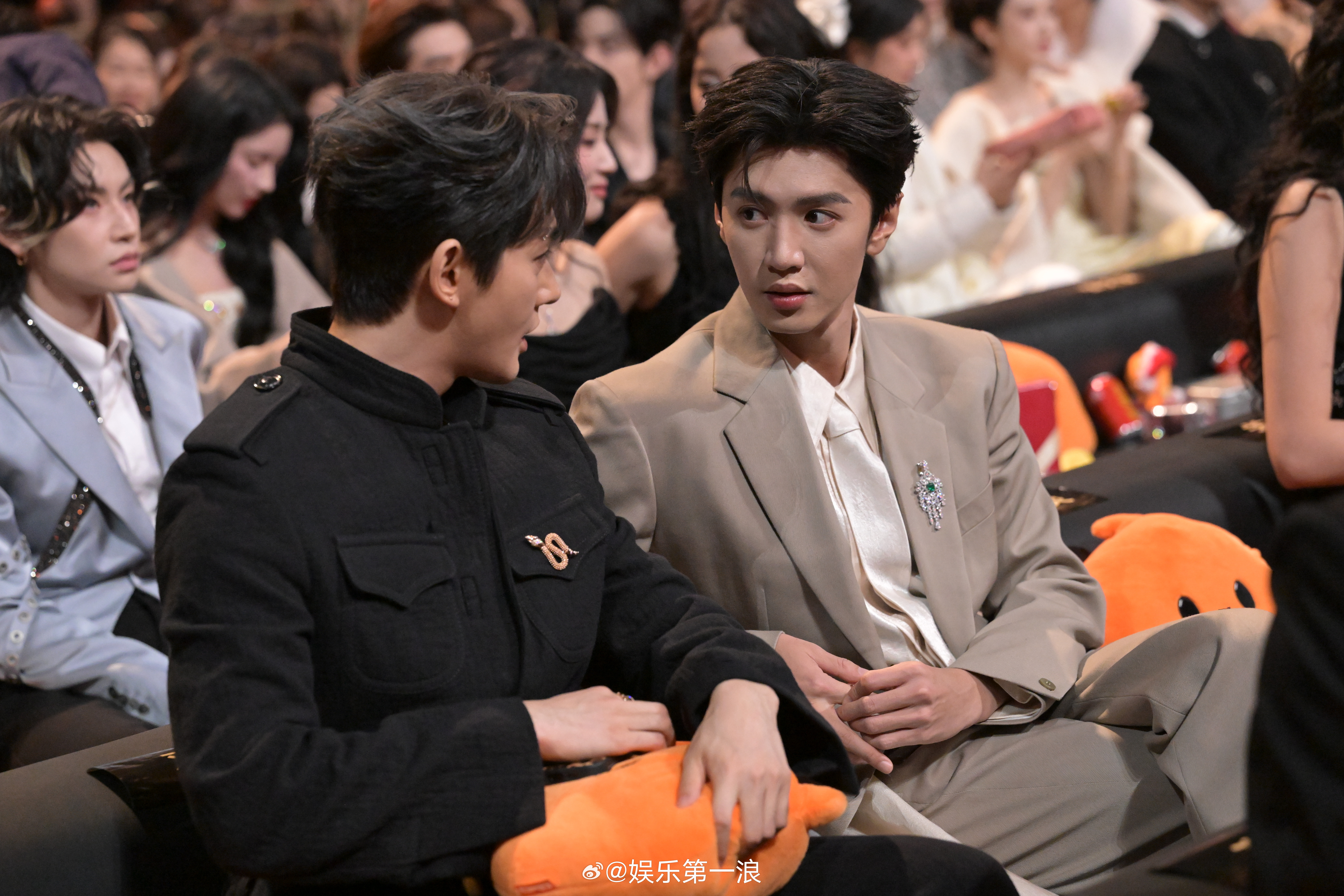 丁禹兮张凌赫同框陈哲远邓为热聊 内场开始！ 