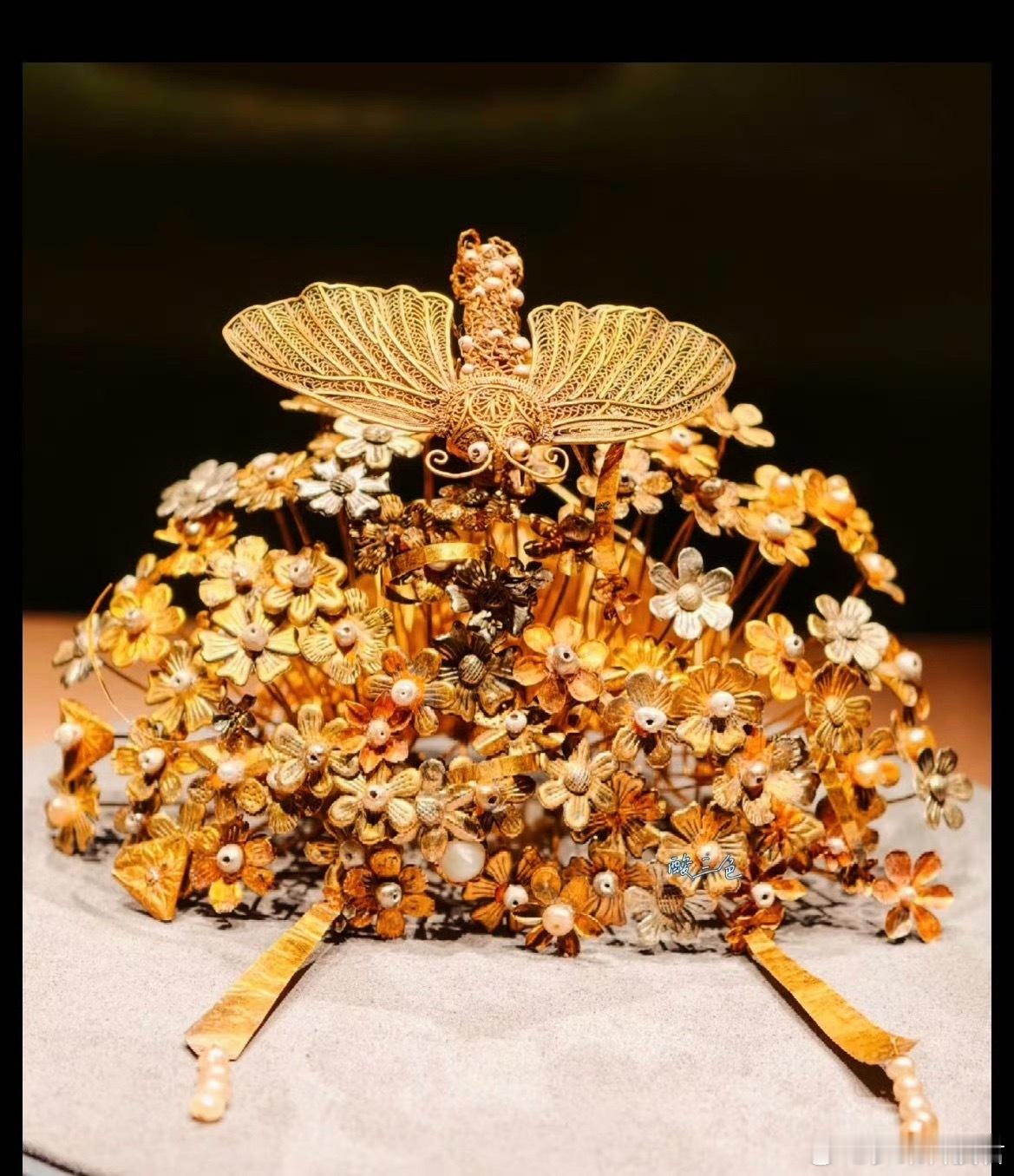 史上最受宠小孩的头饰能有多惊艳最受宠的小孩，离世时却只有九岁，再美的头饰也只能是