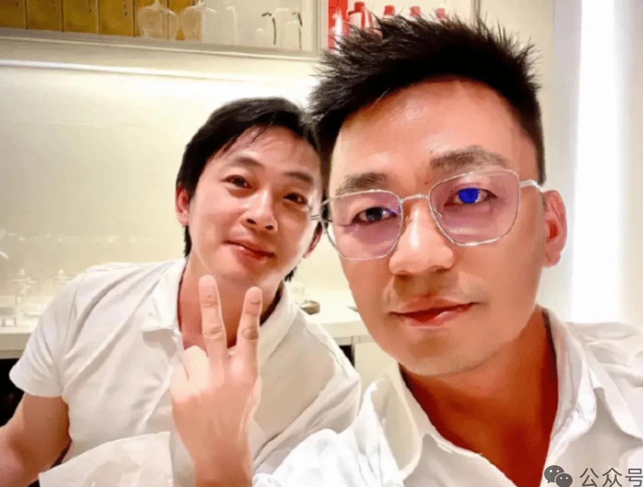 谁能一眼认出这是王宝强！
金丝眼镜+白衬衫，
气质直接封神，不细看真以为是汪小菲