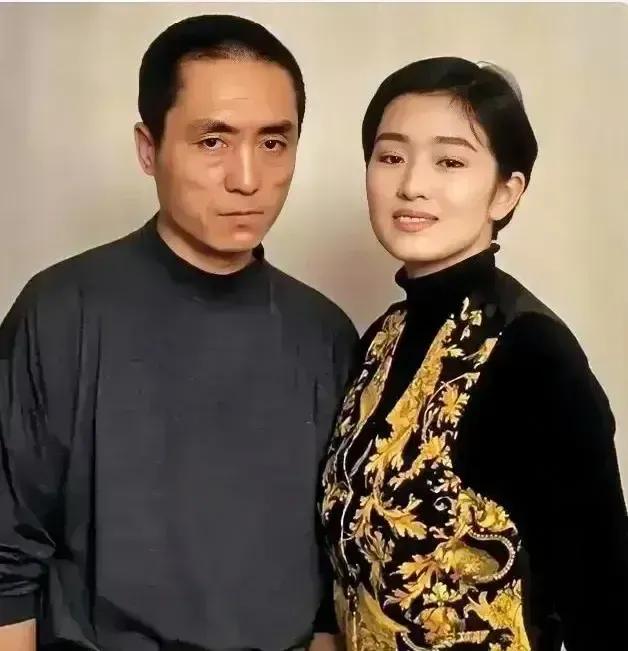 张导的表情严肃得有点吓人，巩俐的笑比较牵强，带着一丝苦涩和无奈，俩人虽然靠得很近