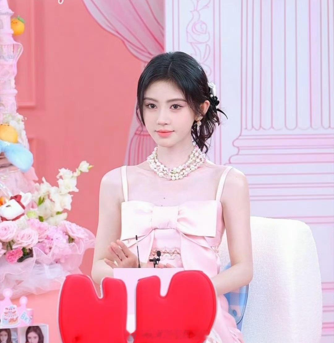Angelababy、鞠婧祎今天的直播截图，妈呀，两位公主营业了！好美！ 