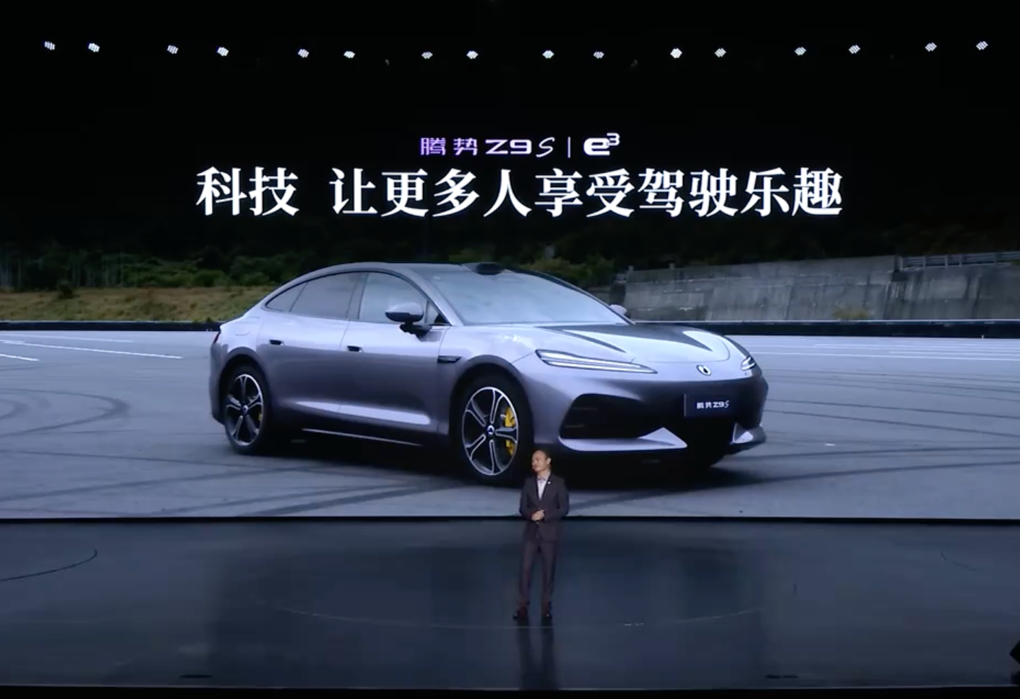 腾势Z9S开启预售，预售价31.98万到38.98万。最抓眼球的肯定是38.98